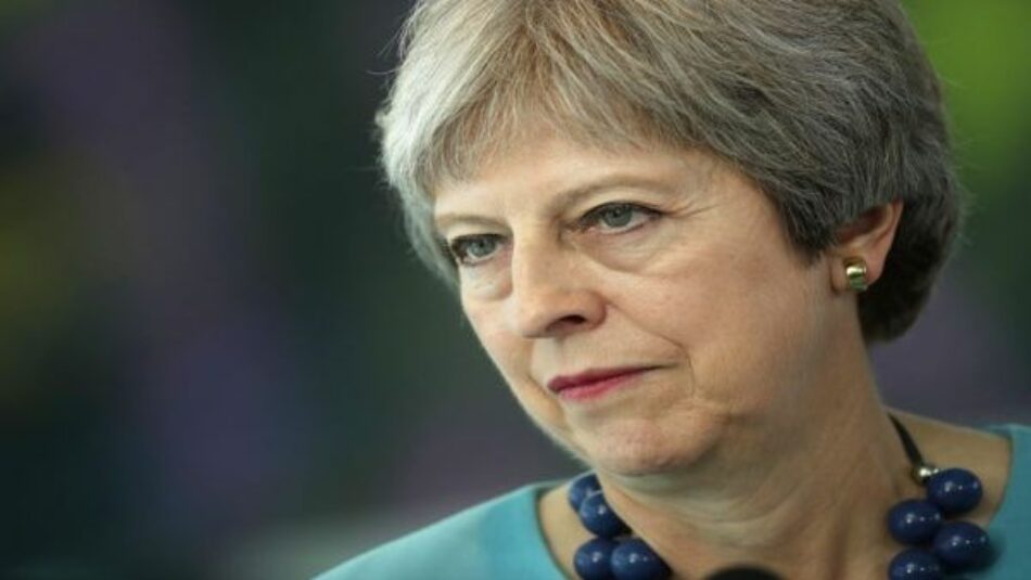 Llueven críticas a May tras renuncia del ministro del brexit