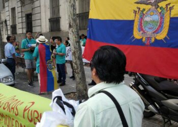 La comunidad ecuatoriana en Madrid se manifiesta contra la orden de detención de Correa