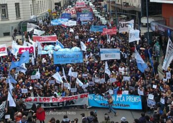 Una multitudinaria Marcha Nacional de Prensa contra los despidos y el vaciamiento de la agencia Télam en Argentina