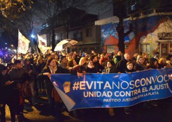 Movimientos sociales y fuerzas políticas argentinas organizan una marcha contra los recortes y privatizaciones del gobierno de Macri