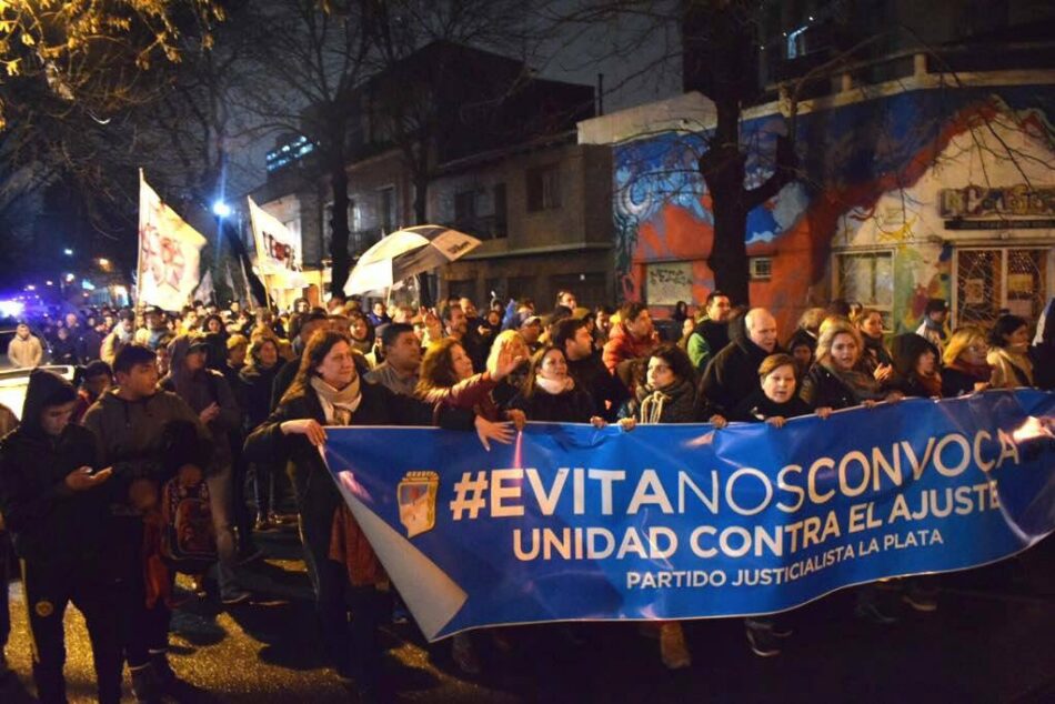 Movimientos sociales y fuerzas políticas argentinas organizan una marcha contra los recortes y privatizaciones del gobierno de Macri