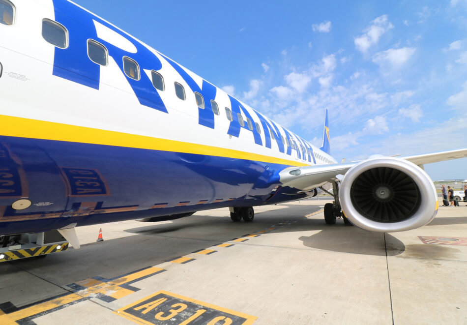 Nueva denuncia de FACUA contra Ryanair: su teléfono de atención a los afectados por la huelga es un 902