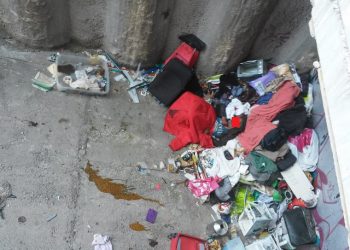 Una persona sin hogar lleva semanas durmiendo entre bolsas de basura en el barrio de Tetuán