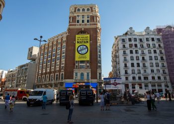 Activistas de Greenpeace despliegan una pancarta gigante contra el insostenible uso de las bolsas de plástico