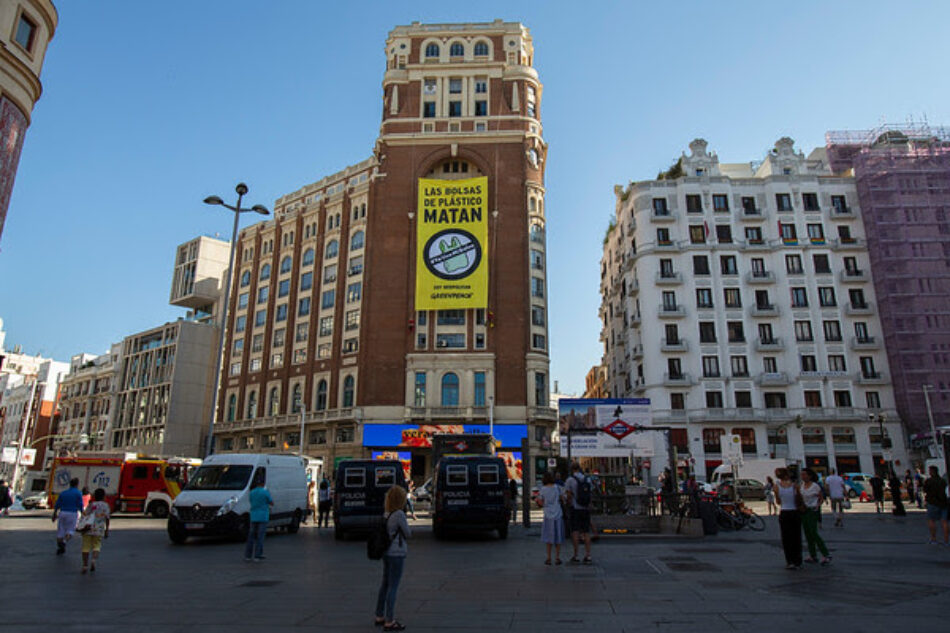 Activistas de Greenpeace despliegan una pancarta gigante contra el insostenible uso de las bolsas de plástico