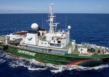 El barco “Esperanza” de Greenpeace llega a España para denunciar la destrucción de los ecosistemas costeros