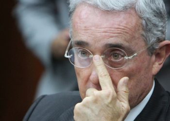 Maremoto político en Colombia por renuncia de Uribe al Congreso