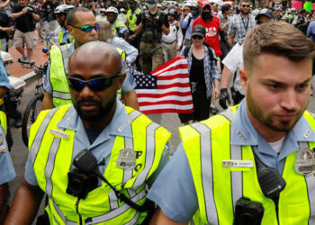 EEUU. La Policía usa gas lacrimógeno contra manifestantes antifascistas en Washington