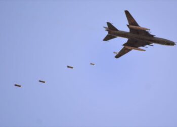 Cazas sirios bombardean últimos feudos de Daesh en Al-Sweida