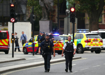 Conductor deja varios heridos al chocar contra valla del Parlamento británico y es detenido