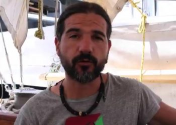 El subcapitán del navío Freedom perteneciente a las Flotilla de la Libertad se niega a firmar la deportación