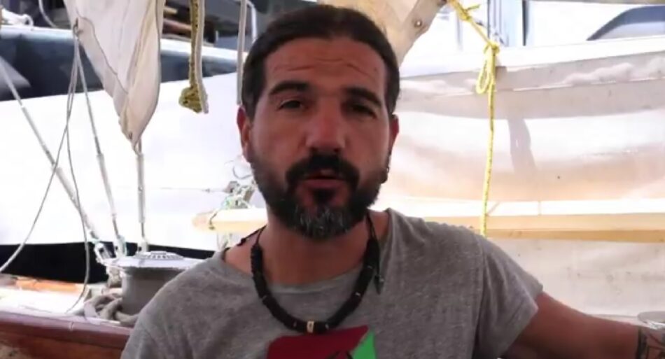 El subcapitán del navío Freedom perteneciente a las Flotilla de la Libertad se niega a firmar la deportación