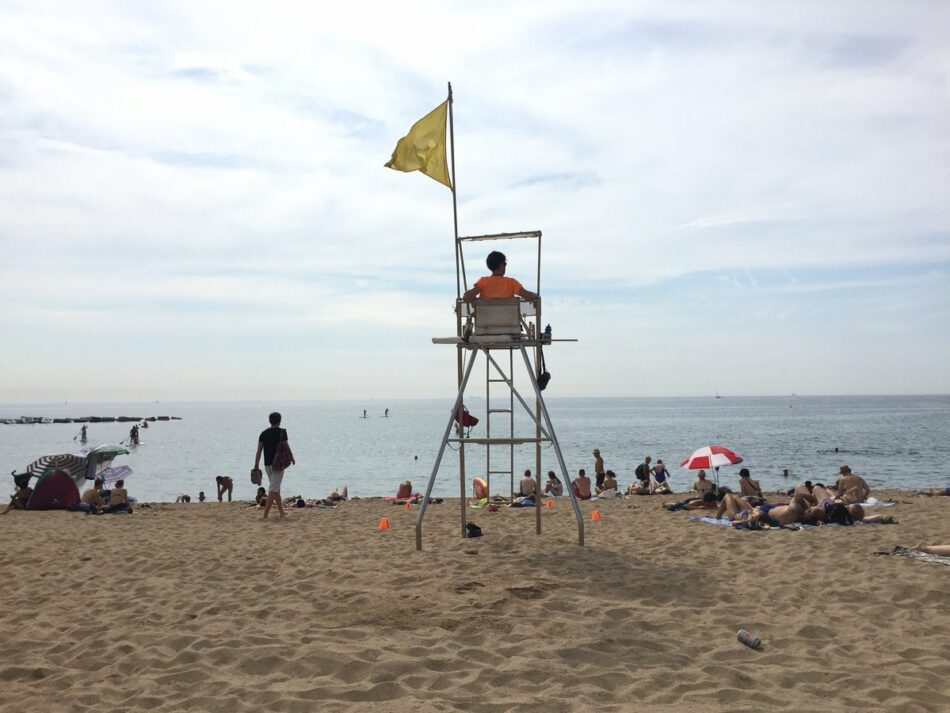Las sillas de vigilancia de los socorristas de las playas de Barcelona no garantizan ni la seguridad de los bañistas ni la salud de los trabajadores