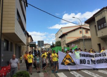 Más de mil personas se manifiestan en contra de un proyecto de cantera en el Valle de Tobalina