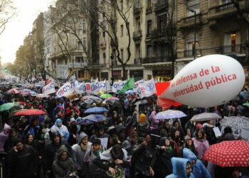 Movilizaciones masivas de estudiantes y profesorado en defensa de la educación pública en Argentina