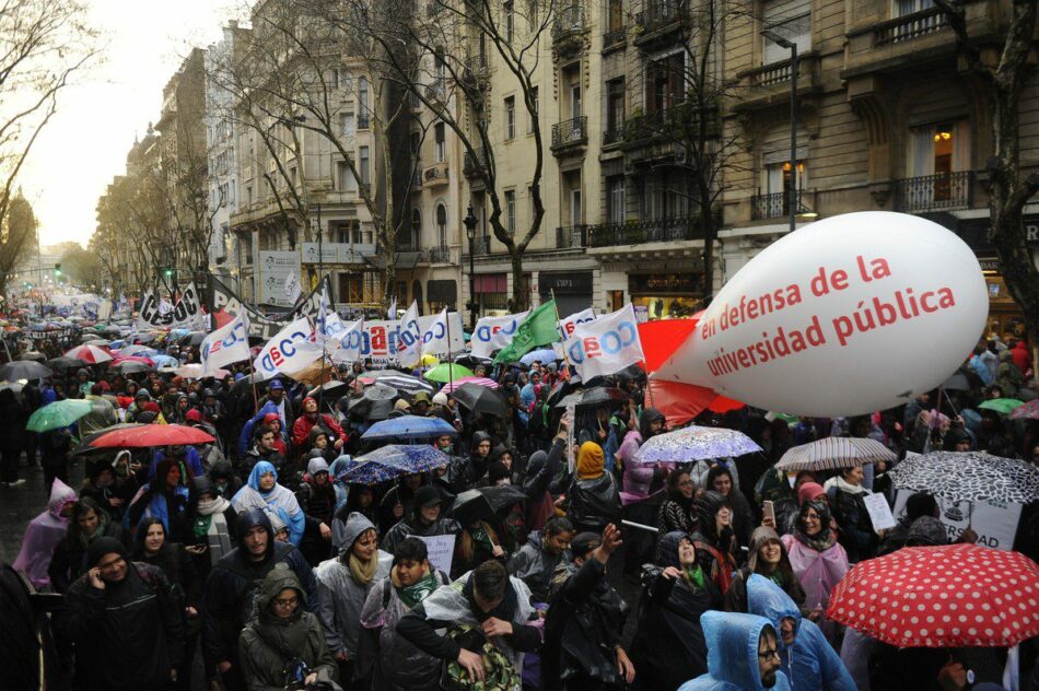 Movilizaciones masivas de estudiantes y profesorado en defensa de la educación pública en Argentina