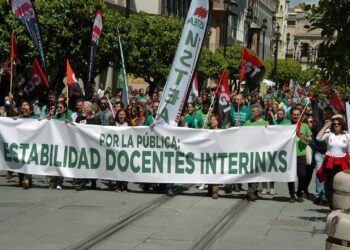 IU exige al Gobierno en el Congreso que detalle si piensa hacer algo “concreto y efectivo” para impedir el despido récord de más de 54.000 profesionales de la educación como este verano