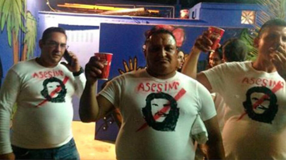 Tres gusanos entran provocando a la Caseta del PCA en la Feria de Málaga