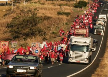 Miles de brasileños registraron candidatura de Lula tras llegar a Brasilia