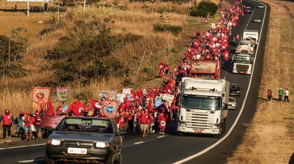 Miles de brasileños registraron candidatura de Lula tras llegar a Brasilia