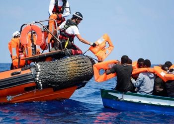 El Aquarius solicita a los Gobiernos europeos que asignen un lugar seguro para desembarcar a las personas rescatadas