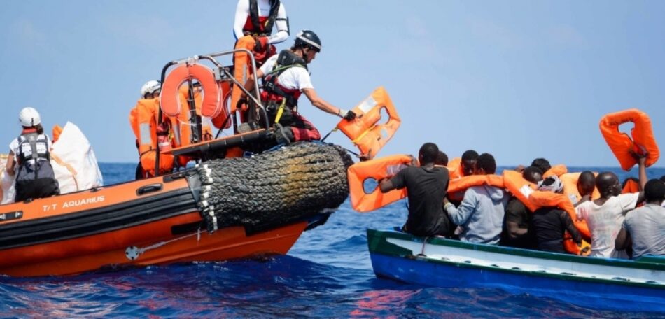 El Aquarius solicita a los Gobiernos europeos que asignen un lugar seguro para desembarcar a las personas rescatadas