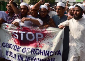 Refugiados rohingyas protestan un año después de su huida de Myanmar