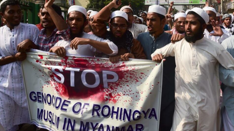 Refugiados rohingyas protestan un año después de su huida de Myanmar