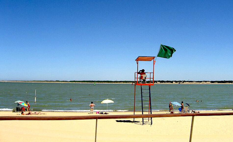 IU denuncia el lamentable estado de las playas de Sanlúcar