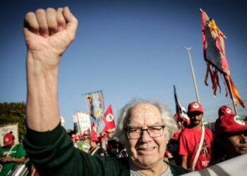 Brasil: El Premio Nobel de la Paz, Pérez Esquivel marcha junto a los Sin Tierra por la libertad de Lula