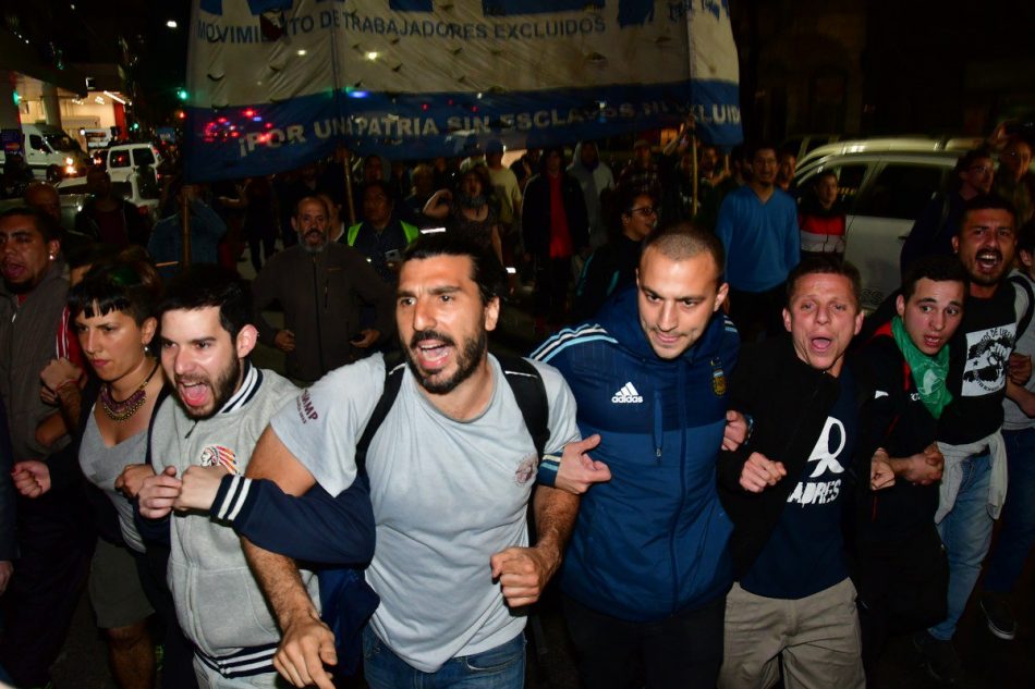 Arrestan a 13 manifestantes en protestas contra Macri en Argentina