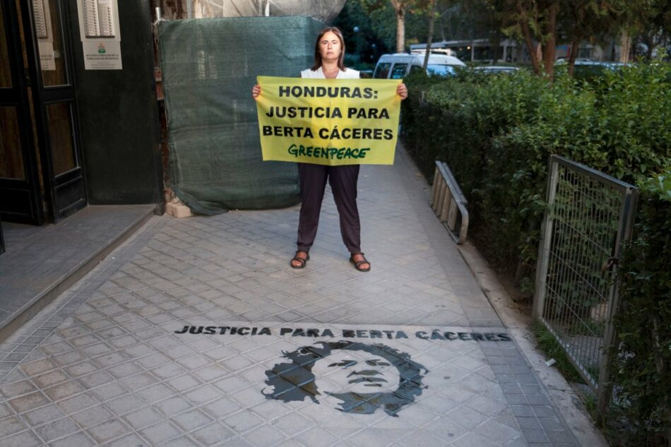 Greenpeace pinta el rostro de Berta Cáceres en la embajada de Honduras en Madrid para demandar un juicio justo