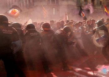 Una multitudinaria movilización antifascista bloquea la manifestación de la policía y de la ultraderecha en Barcelona