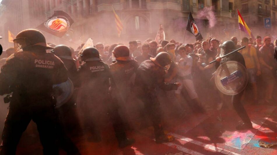 Una multitudinaria movilización antifascista bloquea la manifestación de la policía y de la ultraderecha en Barcelona