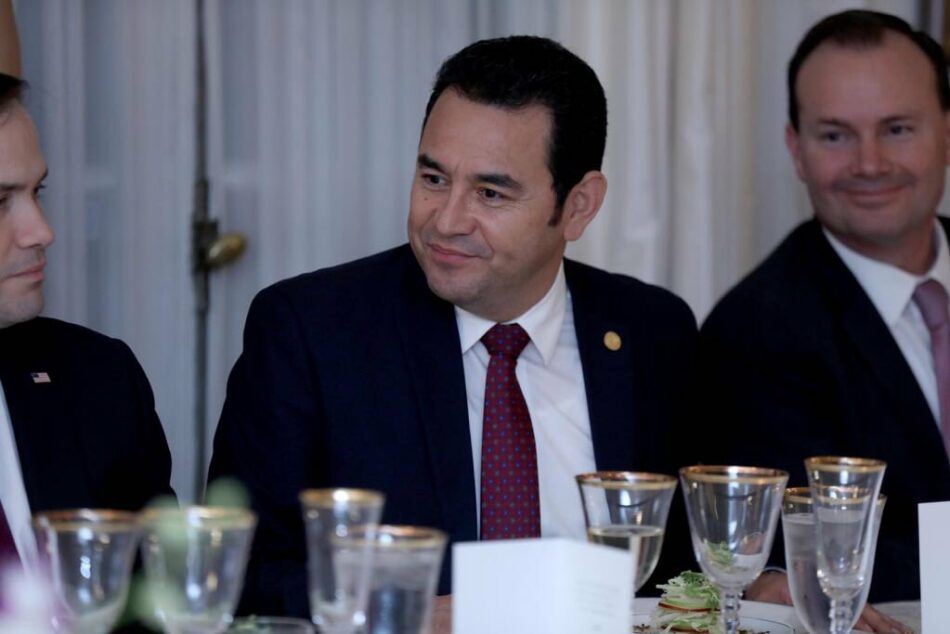 Jimmy Morales desacata las órdenes del Constitucional guatemalteco