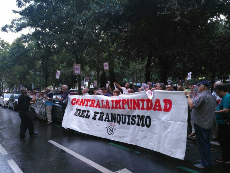 Colectivos memorialistas realizan un escrache a Antonio González Pacheco, “Billy el Niño”