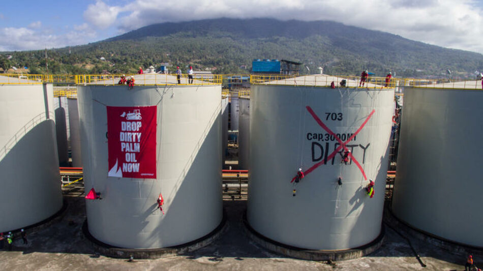 Greenpeace ocupa una refinería cargada de aceite de palma en Indonesia
