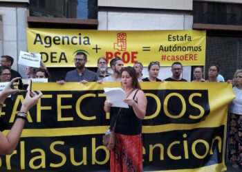 Más de medio centenar de afectados por las ayudas de la Agencia IDEA de la Junta protestan en Málaga