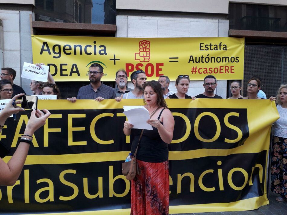 Más de medio centenar de afectados por las ayudas de la Agencia IDEA de la Junta protestan en Málaga