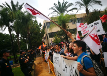 Cientos de estudiantes, profesores asociados y personal investigador protestan coincidiendo con la llegada del Ministro de Universidades y el Rey a la UPV