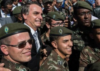 Bolsonaro dice que capitanes del Ejército van a mandar en Brasil