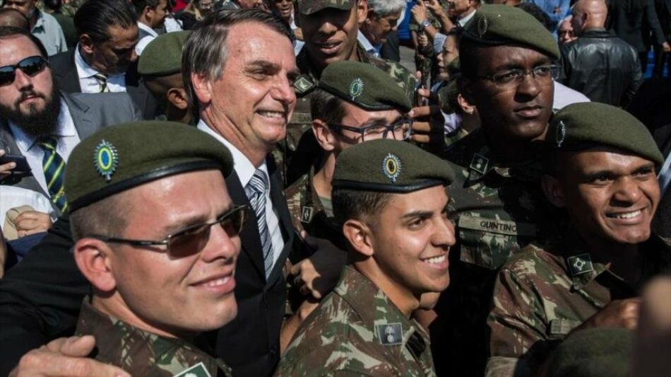 Bolsonaro dice que capitanes del Ejército van a mandar en Brasil