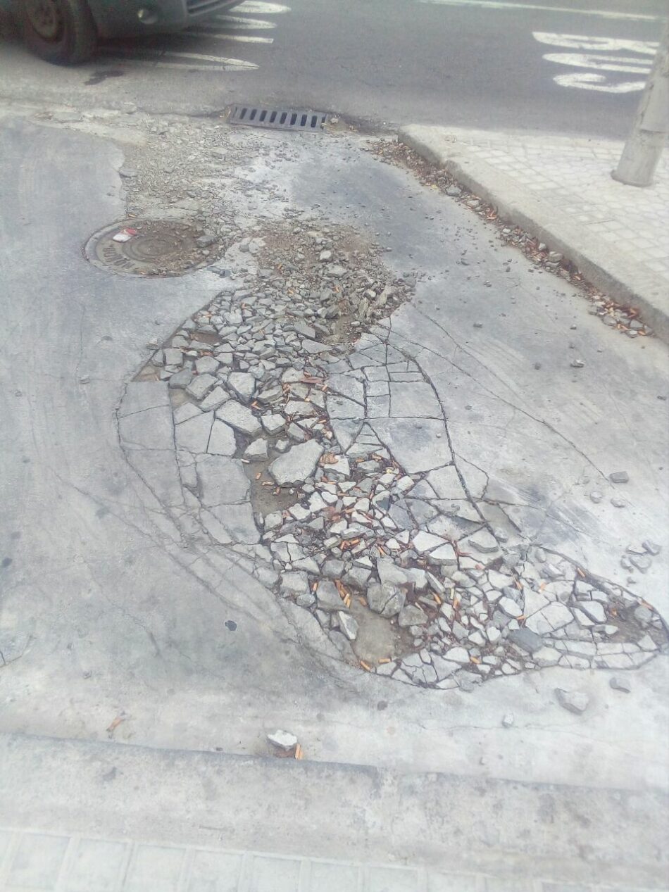Participa Sevilla denuncia la “chapuza” del asfaltado en los aparcamientos de la calle Éfeso
