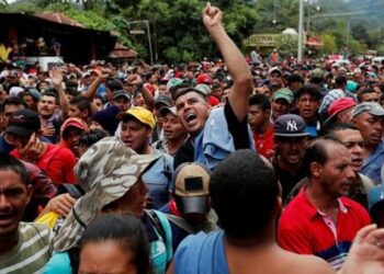 Caravana de migrantes hondureños ingresa a Guatemala