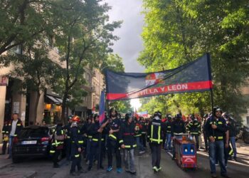 Miles de bomberos marchan en Madrid para reivindicar una Ley de Marco Estatal