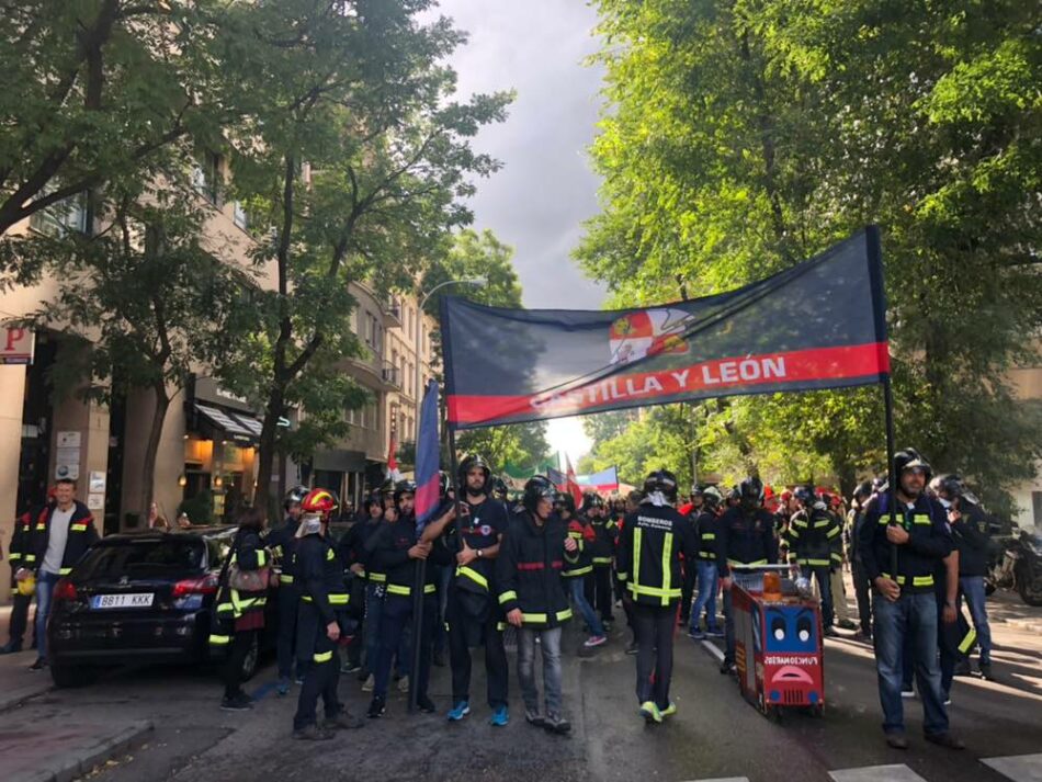 Miles de bomberos marchan en Madrid para reivindicar una Ley de Marco Estatal