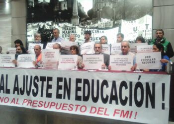 El profesorado argentino convoca huelga en contra de los recortes