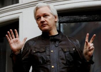 Assange demanda a Ecuador por ‘aislamiento y amordazamiento’