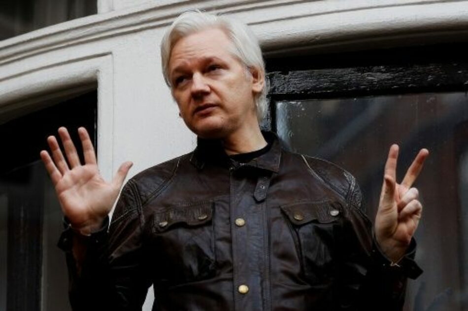 Assange demanda a Ecuador por ‘aislamiento y amordazamiento’
