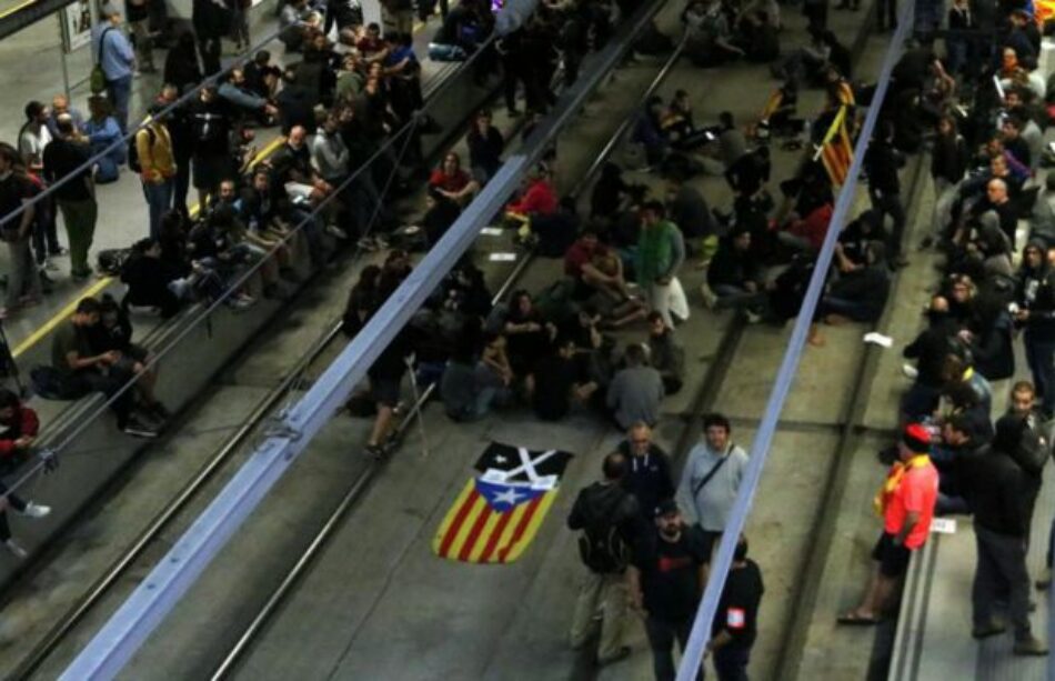 Los Comités de Defensa de la República cortan las carreteras y vías ferroviarias, quitan la bandera española de varias instituciones y gritan “Fuera España”